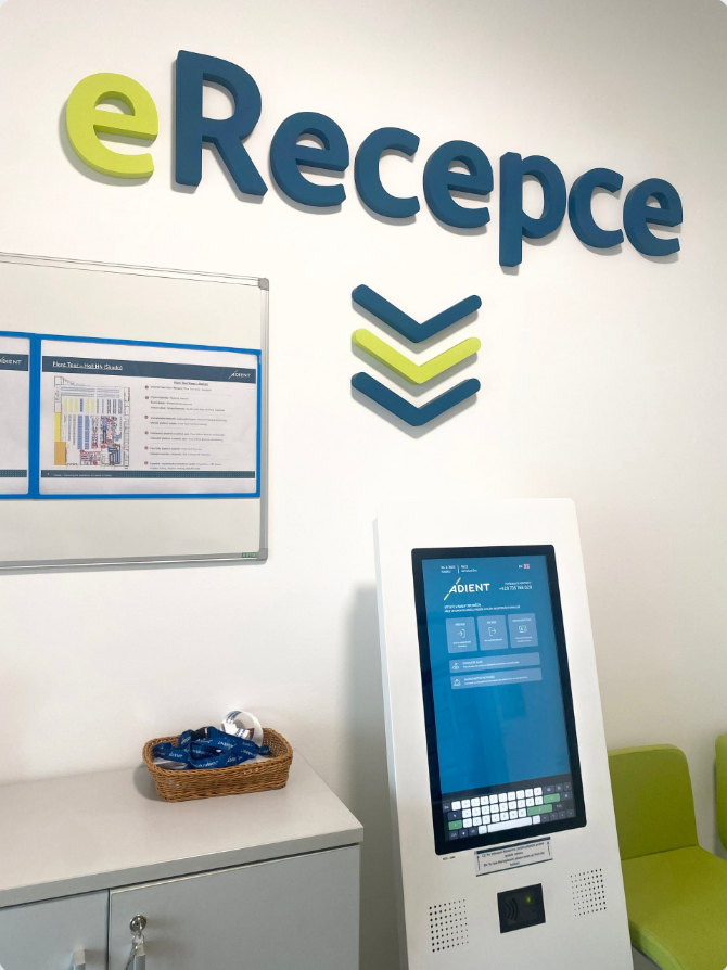 Kiosek LeanGate na recepci Adient